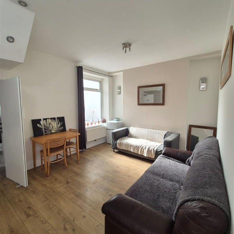 Room For Rent Queen Street CF37 1RW, Pontypridd - Photo 1