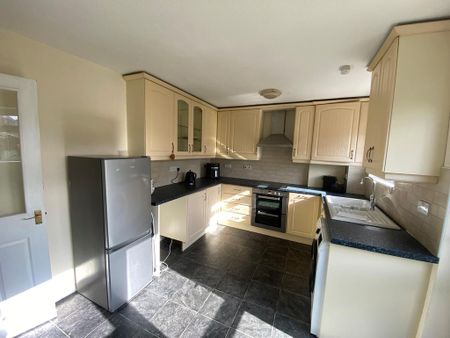 3 bedroom semi-detached house to rent - Photo 2