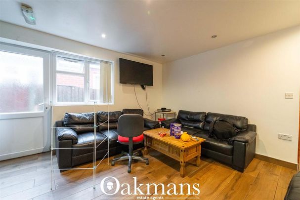 8 bedroom house to rent - Photo 1