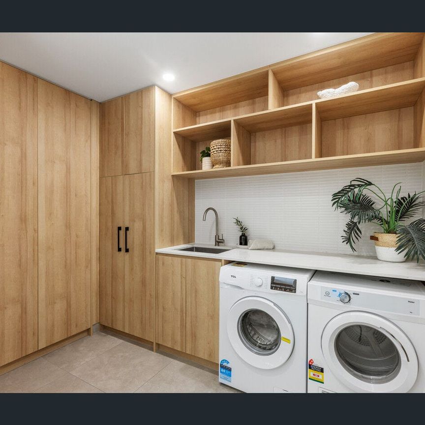 LUXURY THREE LEVEL TOWNHOUSE WITH OWN PRIVATE LIFT - WALK TO BEACH! - Photo 1