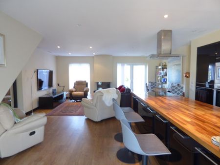 4 bedroom semi-detached house to rent - Photo 3