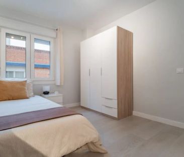 Room in a shared 4-bedroom apartment for rent in Ventas - Photo 6