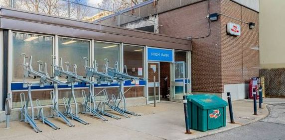 Heart of bloor st west high park + den! - Photo 2