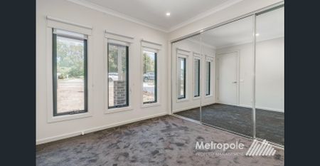 OVERSIZED TOWNHOUSE - Photo 2