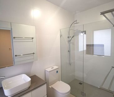 Spacious Near New 5-Bedroom Family Home - Immediately available - Photo 6