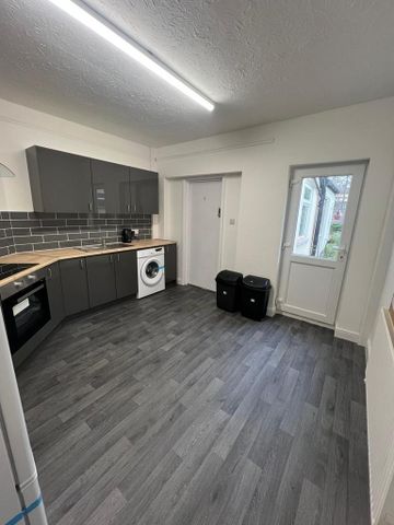 1 bedroom in a house share to rent - Photo 5