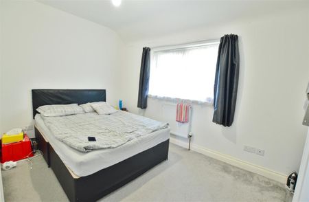 Home Meadow, Farnham Royal, Slough - Photo 3