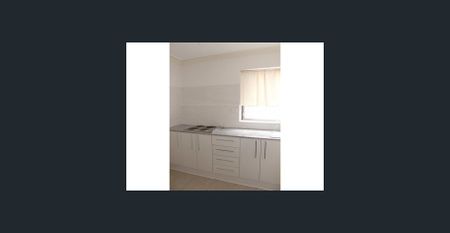 Excellent Condition Unit In Convenient Location ! - Photo 2