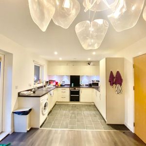 4 bedroom flat to rent - Photo 2