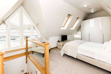 A high specification and fully furnished one bedroom apartment with underground car parking and river and castle views. - Photo 4