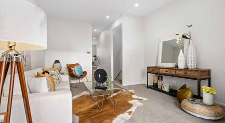 Modern townhouse situated at rear with garden - Photo 4