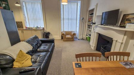 3 bedroom flat to rent - Photo 2