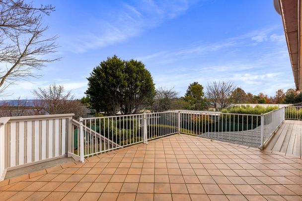 EXPANSIVE FAMILY LIVING WITH ESCARPMENT VIEWS & ENTERTAINER'S APPEAL - Photo 1