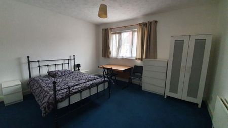 4 bedroom private hall to rent - Photo 3