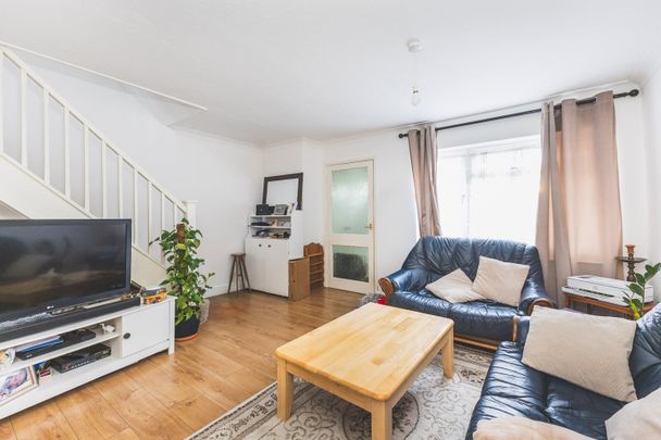 4 Bed Terraced House, Goodwin Close, CR4 - Photo 1