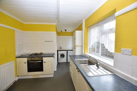3 bedroom semi-detached house to rent - Photo 5
