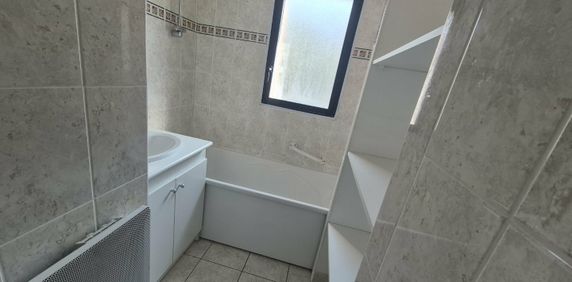 Location Appartement 2 pièces 44m² AIRE SUR LA LYS 62120 - Photo 2