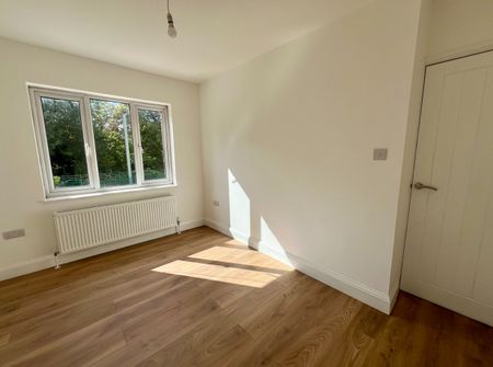 3 Bed Terraced House, New Close, SW19 - Photo 2