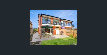 SPACIOUS, MODERN Townhouse - Photo 2