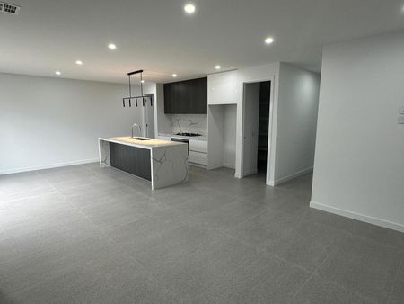 MODERN 4 BEDROOM HOME - Photo 5