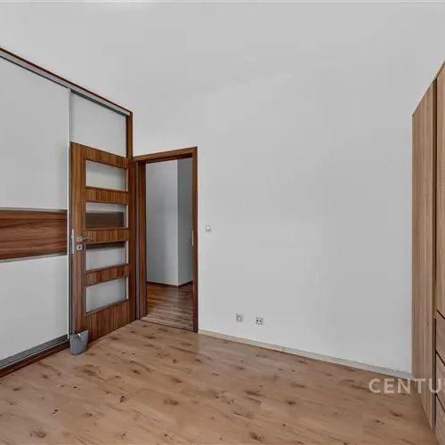 "Moderní, světlý byt 3+kk s výhledem do zeleně bydlení ve městě přitom v přírodě - Photo 1