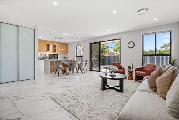 Near-New 5 Bedroom Duplex on Quite Street-Walk to Station and Shops - Photo 1