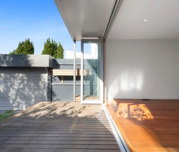 Beautiful balance of classical and contemporary - Photo 5