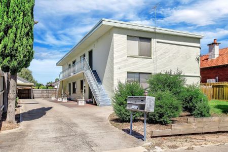 Light-Filled First-Floor Apartment - Photo 2
