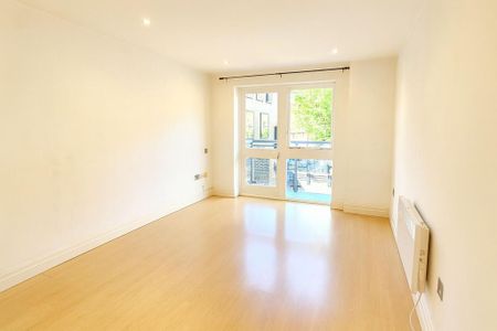 2 bedroom flat to rent - Photo 2