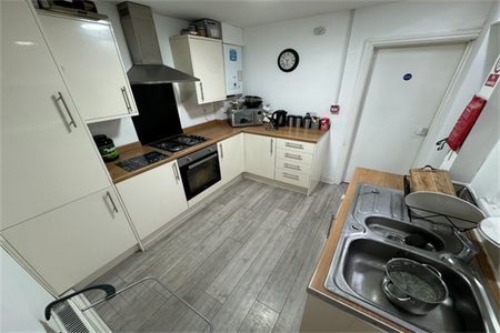 1 bedroom in a house share to rent - Photo 3
