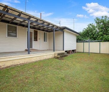 Neat and Tidy Three Bedroom Home - Photo 3
