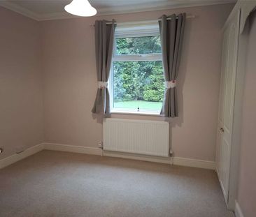 A spacious detached bungalow featuring two double bedrooms, a doubl... - Photo 4