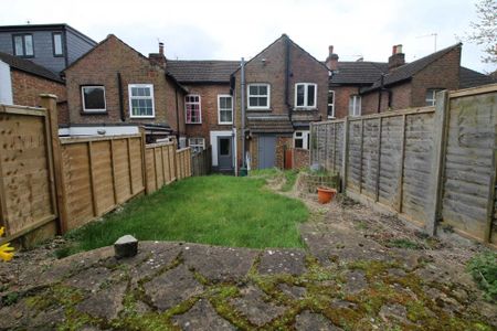 2 bed Terraced for rent - Photo 4