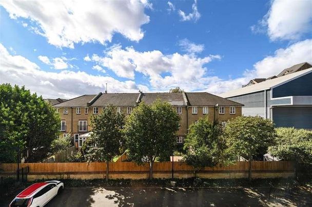 Westferry Road, London, E14 - Photo 1