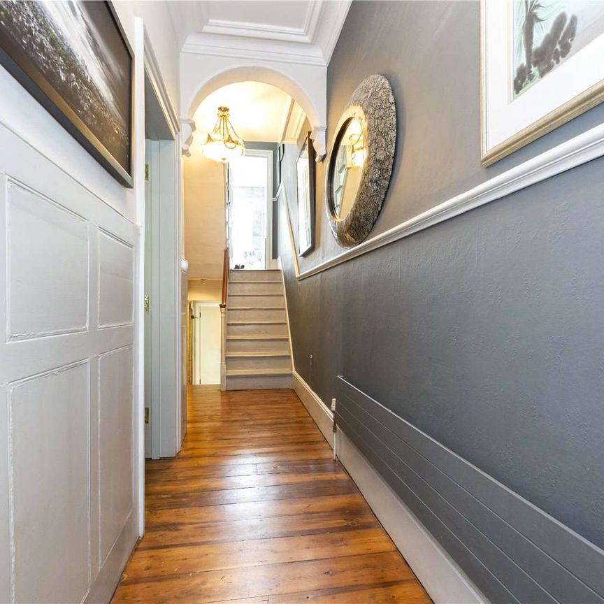 Well proportioned and beautifully presented period Barnsbury house on an attractive terrace over looking a park and with elevated westerly views over London. - Photo 1