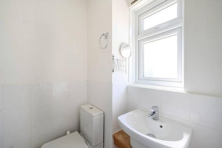 4 bedroom end of terrace house to rent - Photo 4