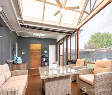Stunning 3 Bedroom Home - Photo 3