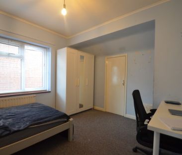 4 bedroom Semi-detached house to rent - Photo 5