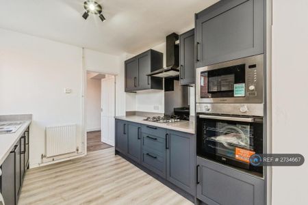 3 bedroom semi-detached house to rent - Photo 5