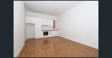 Chic above the shops - Photo 5