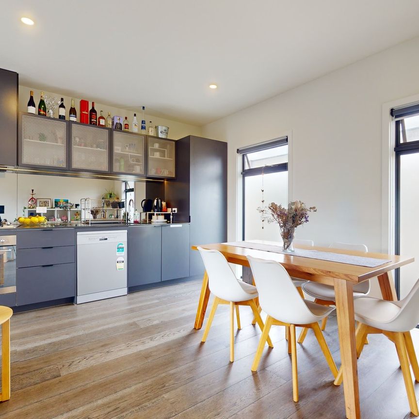 Sleek, Spacious & Convenient - Photo 1