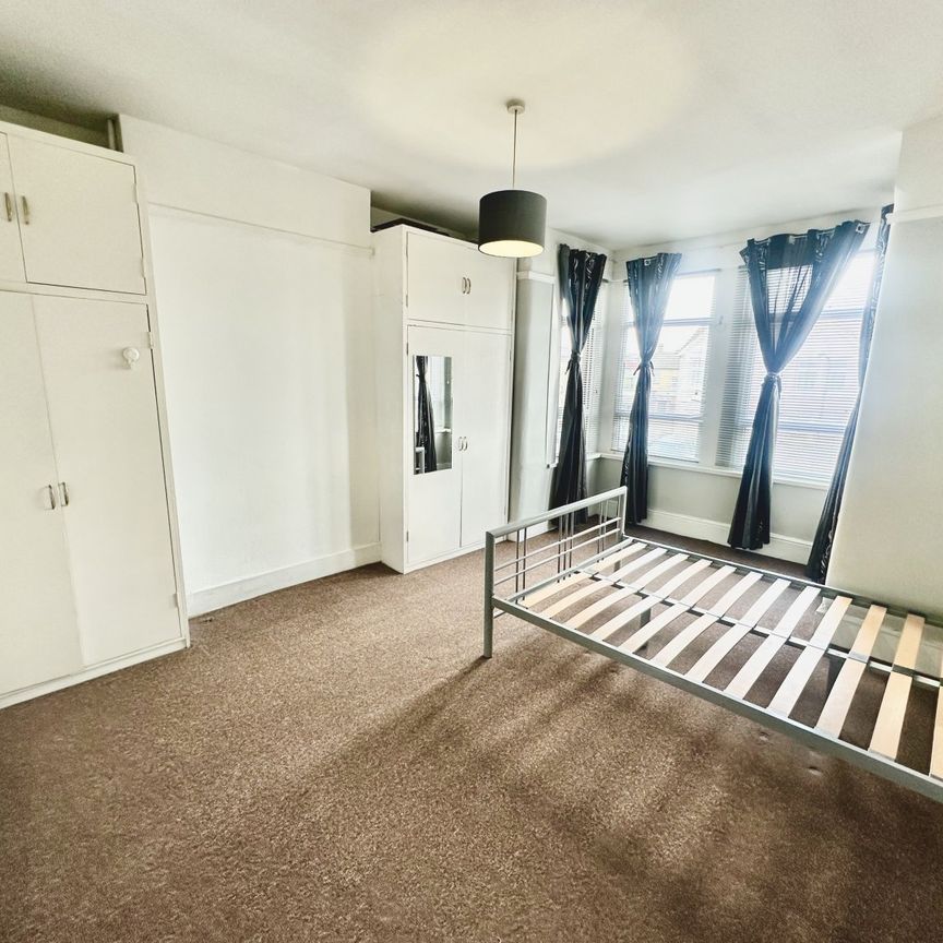 De Vere Gardens, Ilford, IG1 - Photo 1