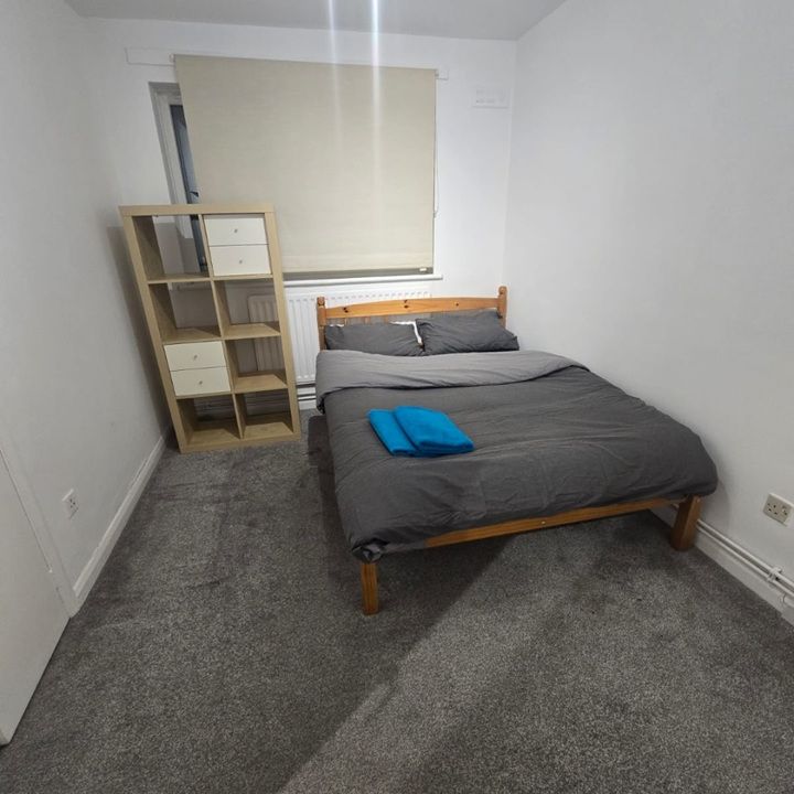 Room in a Shared Flat, Clarence Lane, SW15 - Photo 1