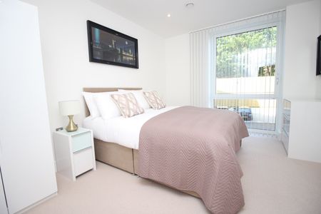 Flat to rent - Court Yard, London, SE9 - Photo 3