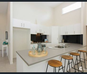 Modern 3 Bedroom Home - Photo 3