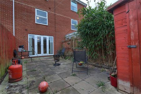 4 bedroom terraced house to rent - Photo 2