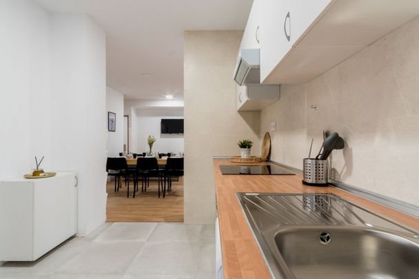 Large room in calle Martin de los Heros - Photo 1