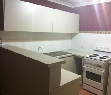 Comfortable 2 Bedroom Unit in Quiet Location - Photo 2