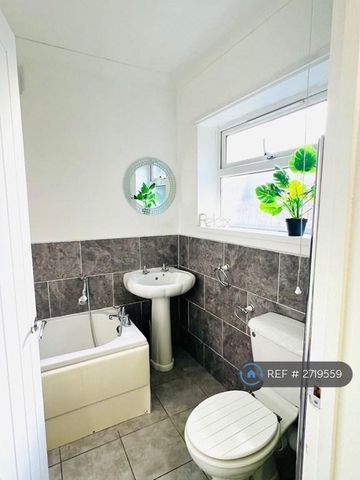 3 bedroom terraced house to rent - Photo 2