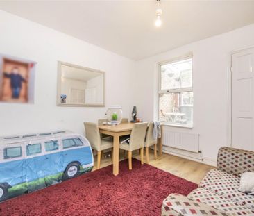 3 bed House - Mid Terrace To Let - Photo 5